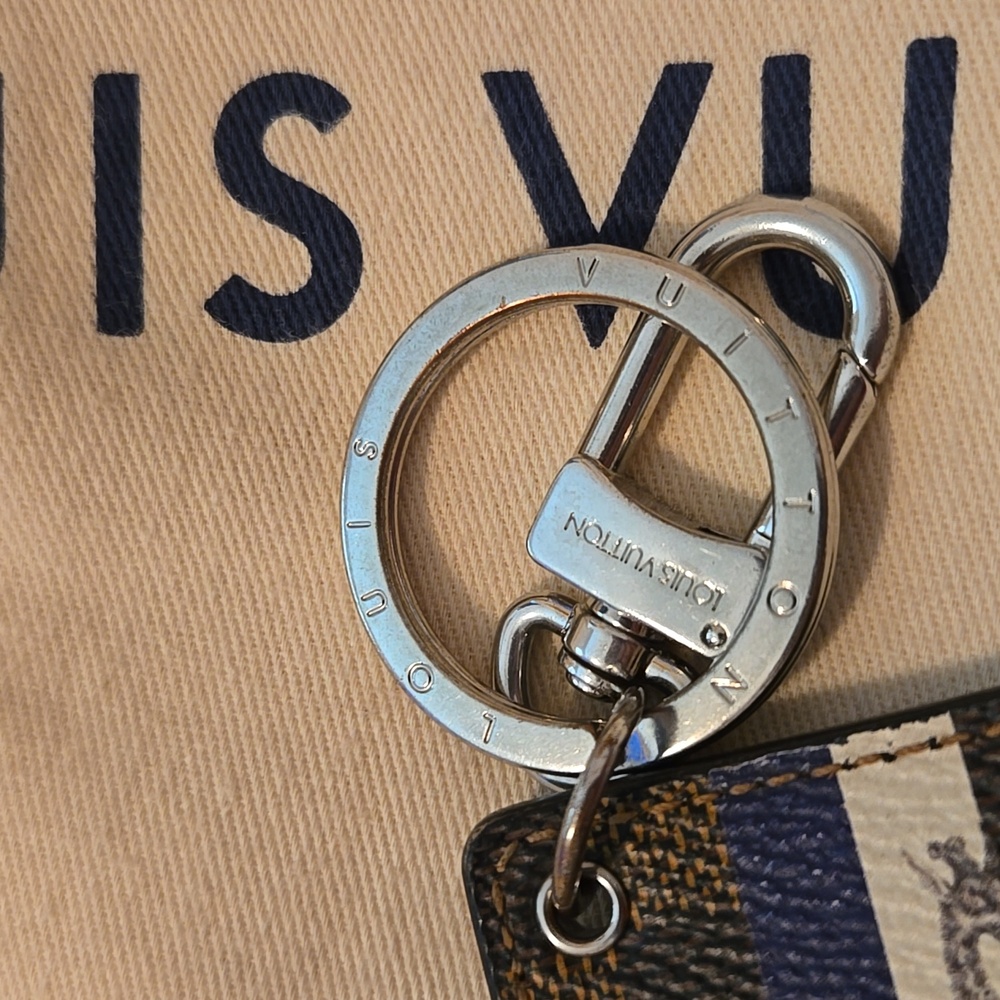 Louis Vuitton Damier Ebene Giraffe Key Holder Charm Jake and Dinos Chapman 2017 - Picture 9 of 9